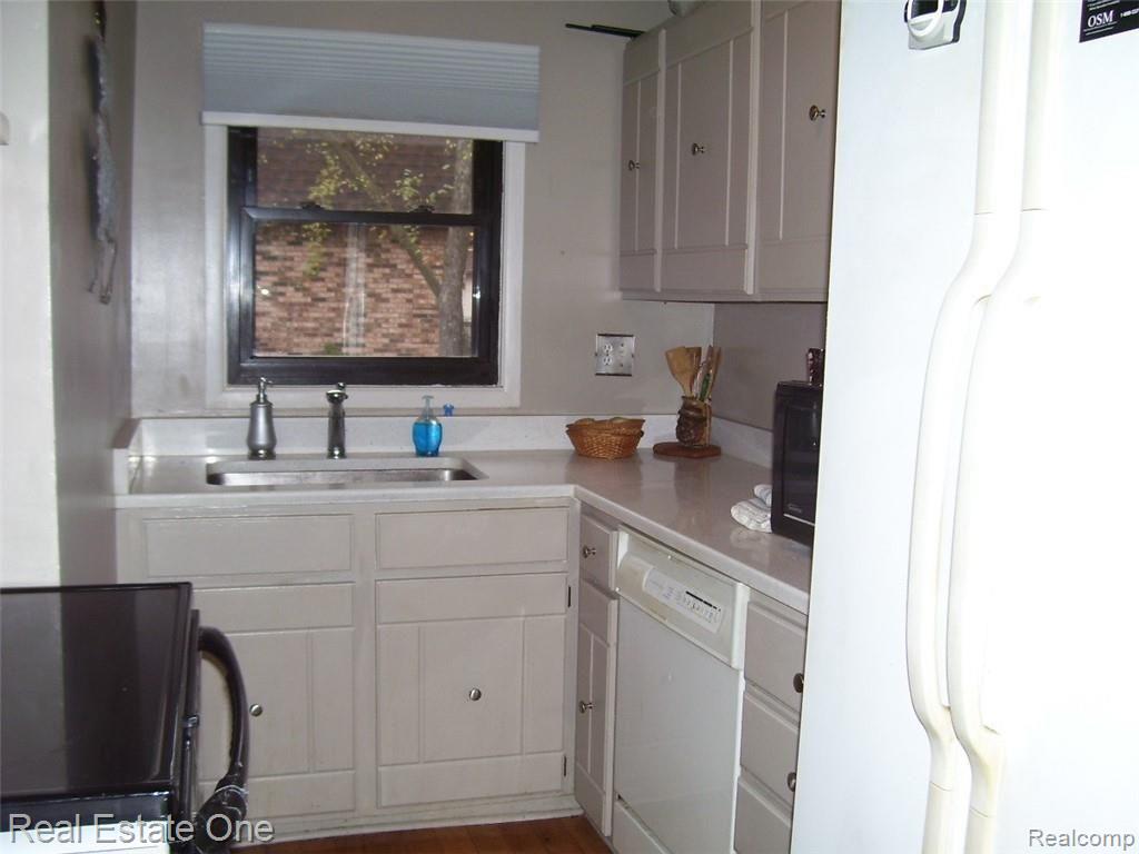 5015 Crooks Road, Unit 29 Royal Oak, MI 48073 - Photo 5 of 15