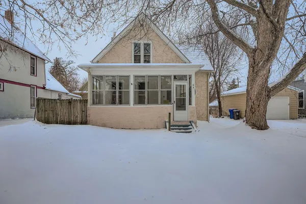 $2,400 | 84 Isabel Street West, St. Paul, MN 55107