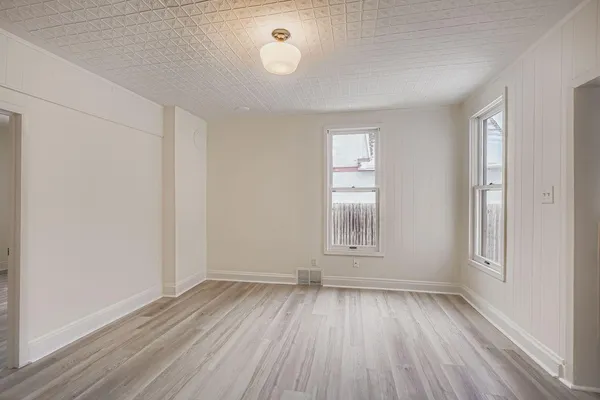 $2,400 | 84 Isabel Street West, St. Paul, MN 55107