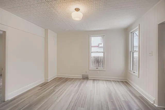 $2,400 | 84 Isabel Street West, St. Paul, MN 55107