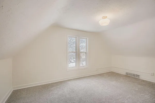 $2,400 | 84 Isabel Street West, St. Paul, MN 55107