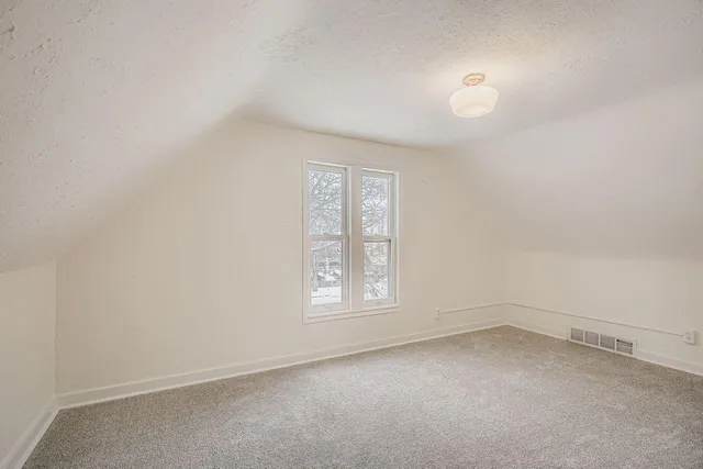 $2,400 | 84 Isabel Street West, St. Paul, MN 55107