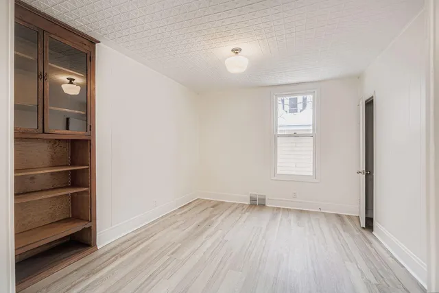 $2,400 | 84 Isabel Street West, St. Paul, MN 55107