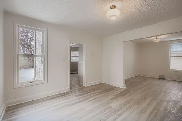 $2,400 | 84 Isabel Street West, St. Paul, MN 55107