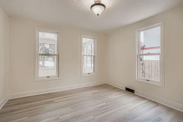 $2,400 | 84 Isabel Street West, St. Paul, MN 55107