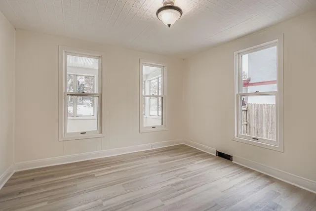 $2,400 | 84 Isabel Street West, St. Paul, MN 55107