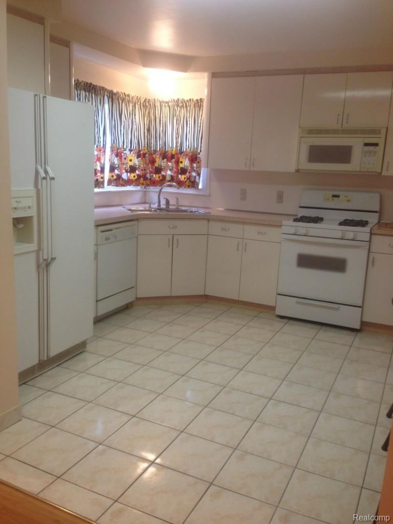 23851 Moritz Street Oak Park, MI 48237 - Photo 5 of 13 IMG_1806.jpg