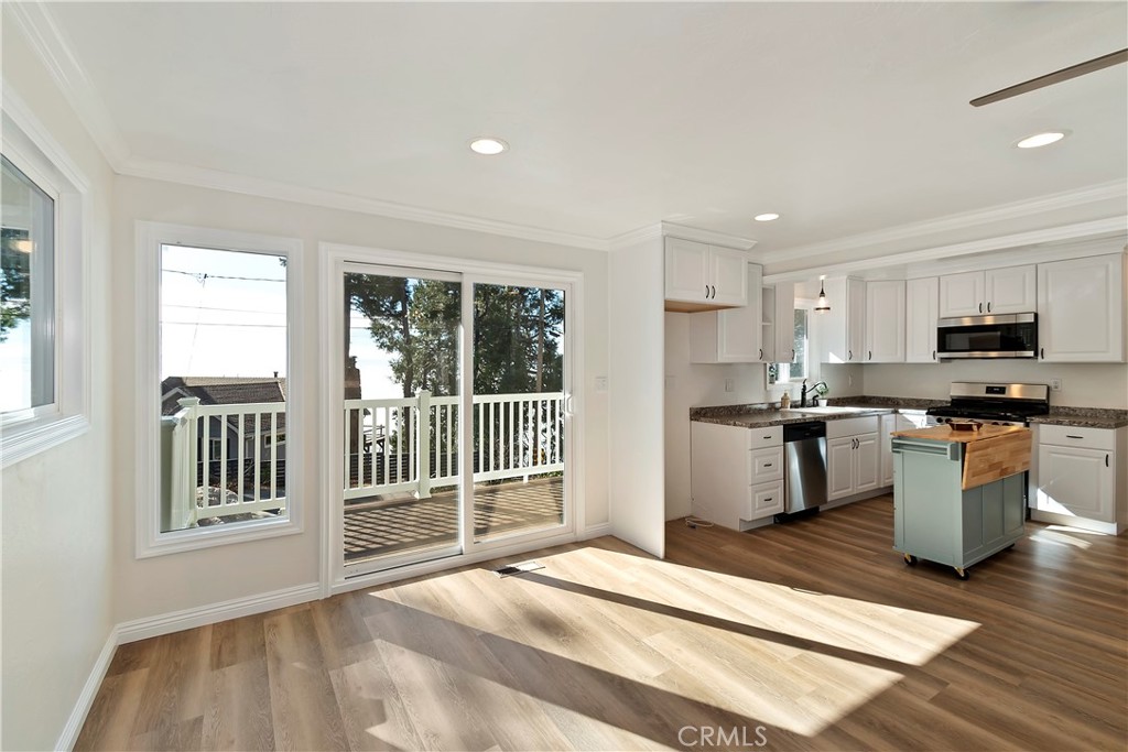 26650 Blackfoot Trail Rimforest, CA 92378 - Photo 17 of 48 Kitchen and dining area