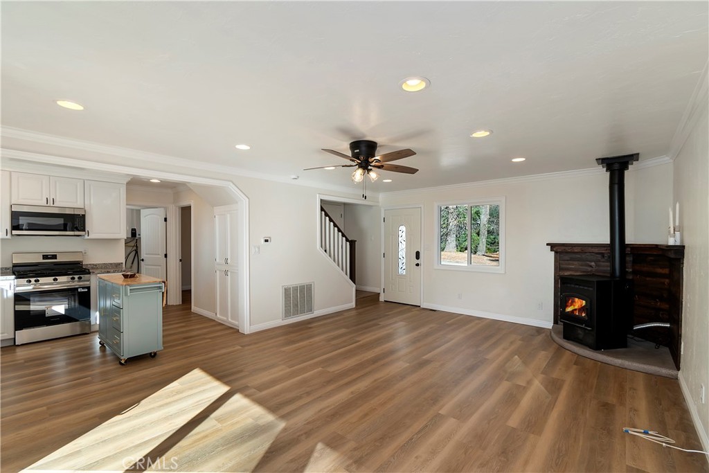 26650 Blackfoot Trail Rimforest, CA 92378 - Photo 10 of 48 Living room/kitchen