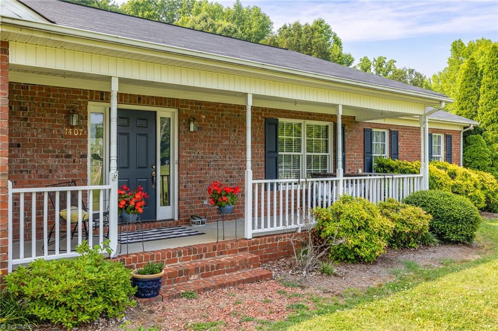 1407 Oak Ridge Road Kernersville, NC 27284 - Photo 2 of 24 Gallery Image 2