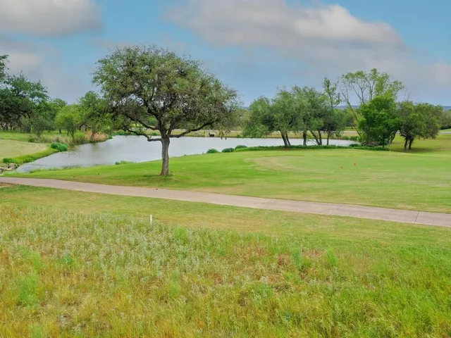 a picture of a small white building