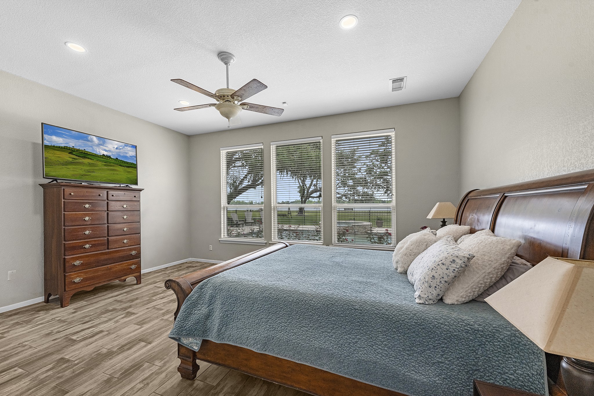 814 Sunset Trail Angleton, TX 77515 - Photo 12 of 35 Primary Bedroom