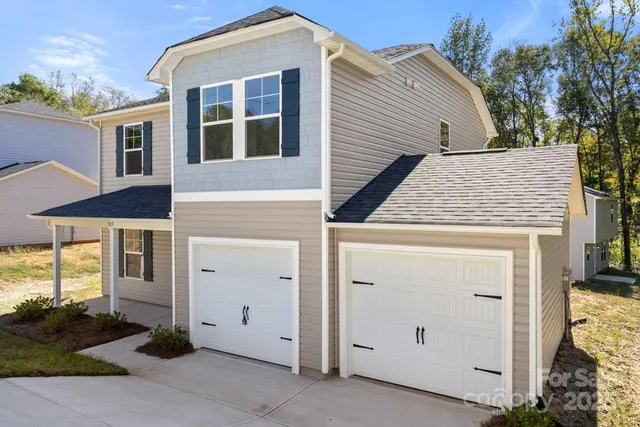 a view of a house with backyard