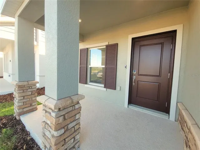 a view of an entryway with livingroom