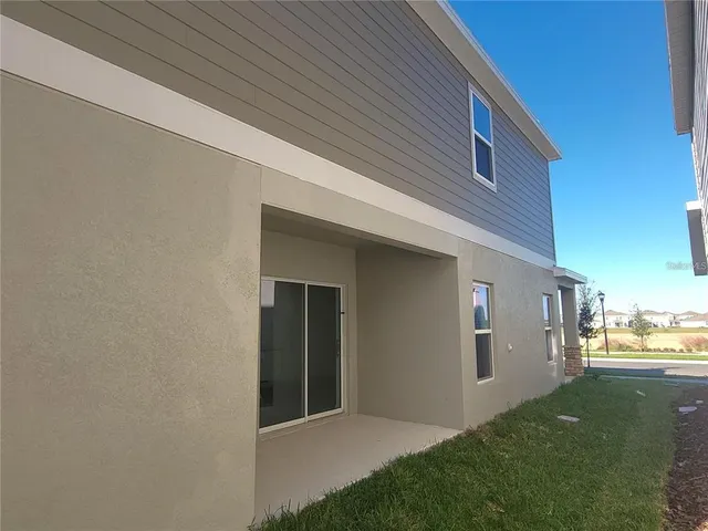 a view of backyard of the house