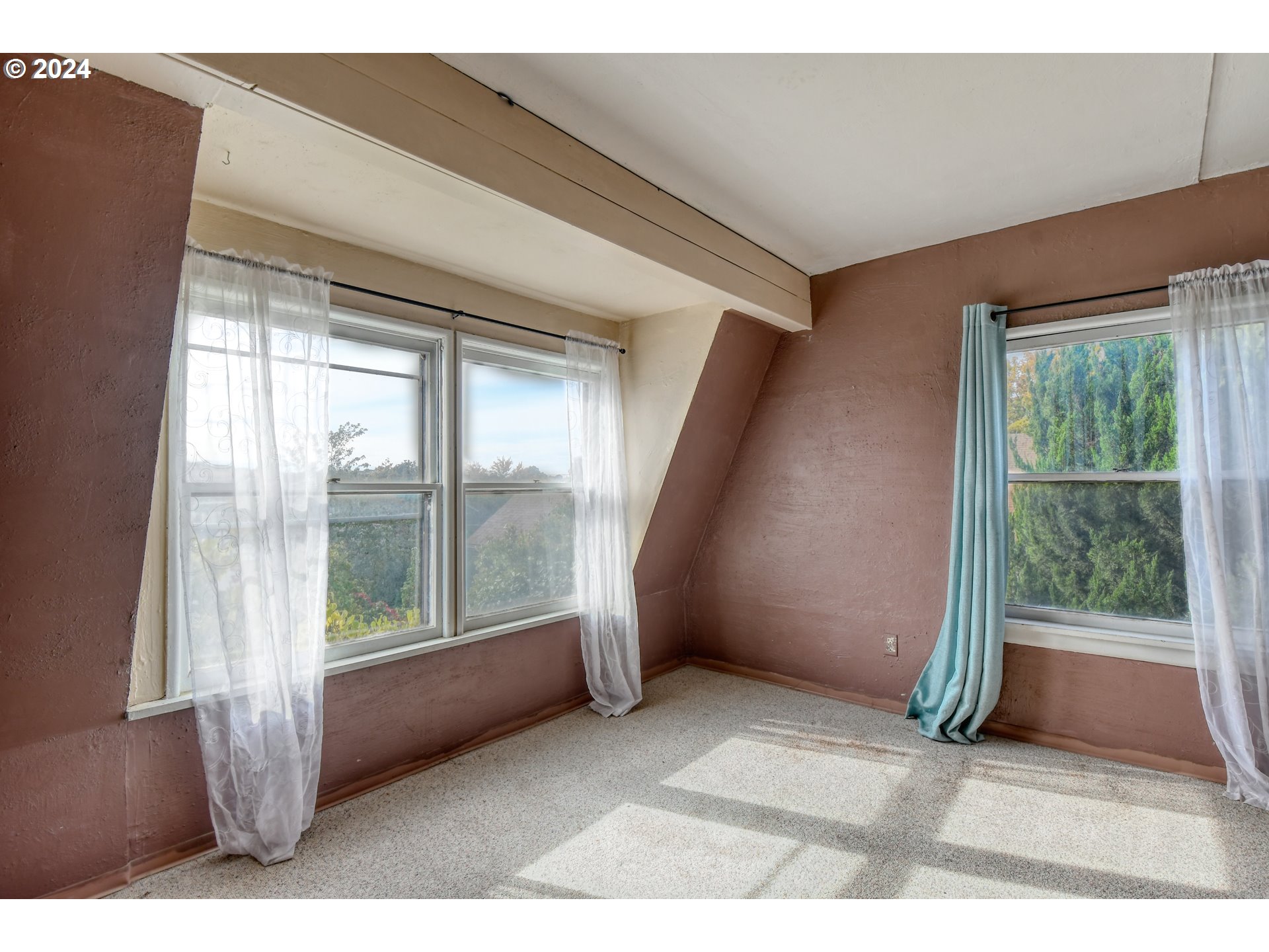 323 North Main Street Pendleton, OR 97801 - Photo 24 of 48 a view of an empty room and window
