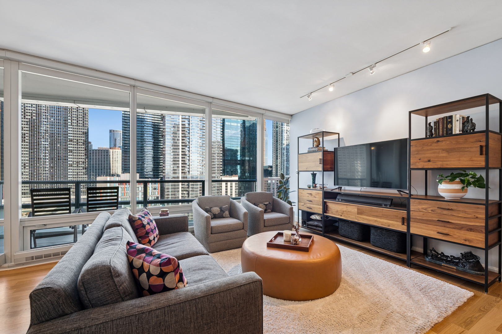 340 East Randolph Street, Unit 1102 Chicago, IL 60601 - Photo 4 of 39