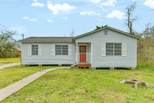 $164,900 | 821 Robertson Street, Clute, TX 77531