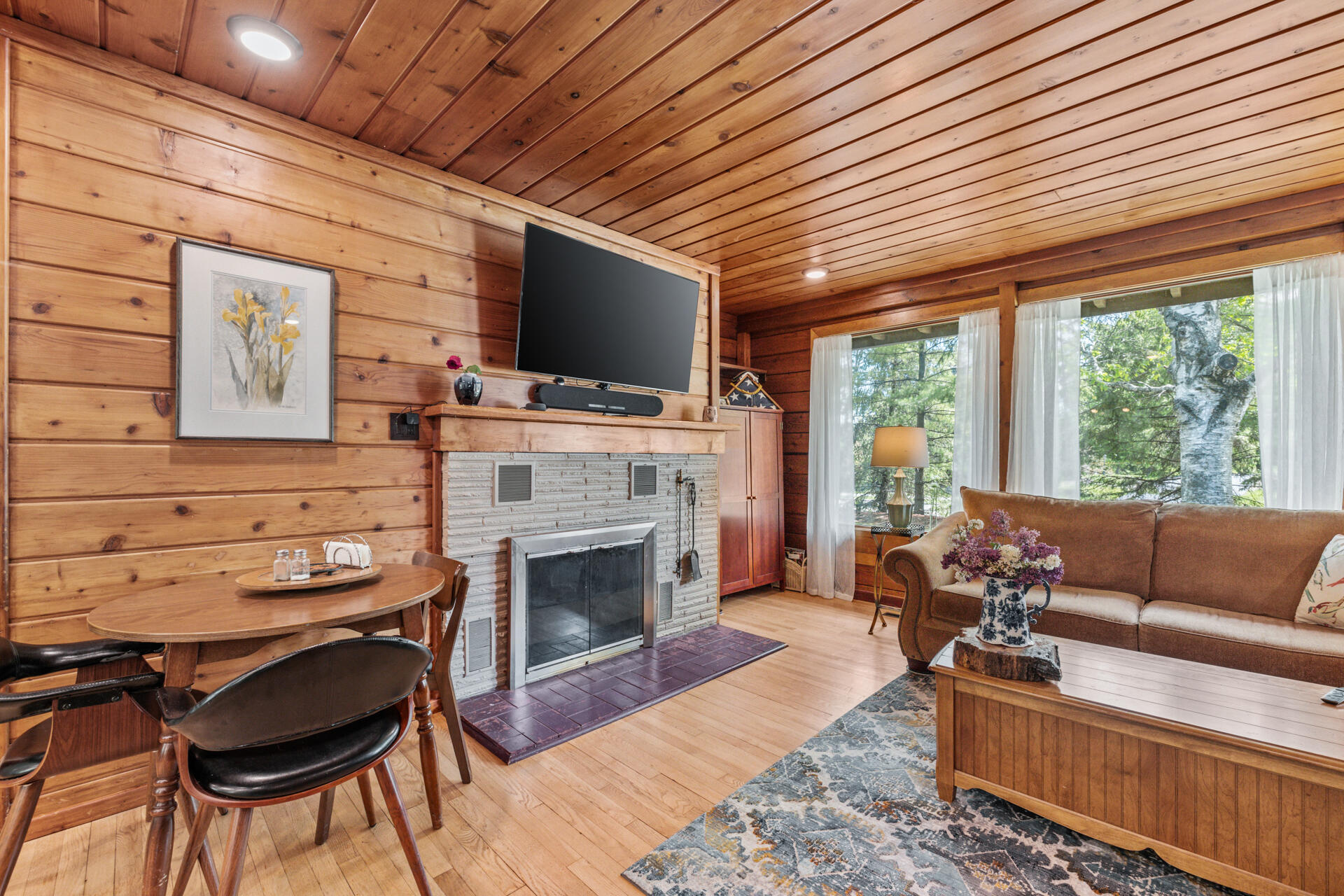 7124 Pioneer Road Cedarburg, WI 53012 - Photo 2 of 32 Living Room