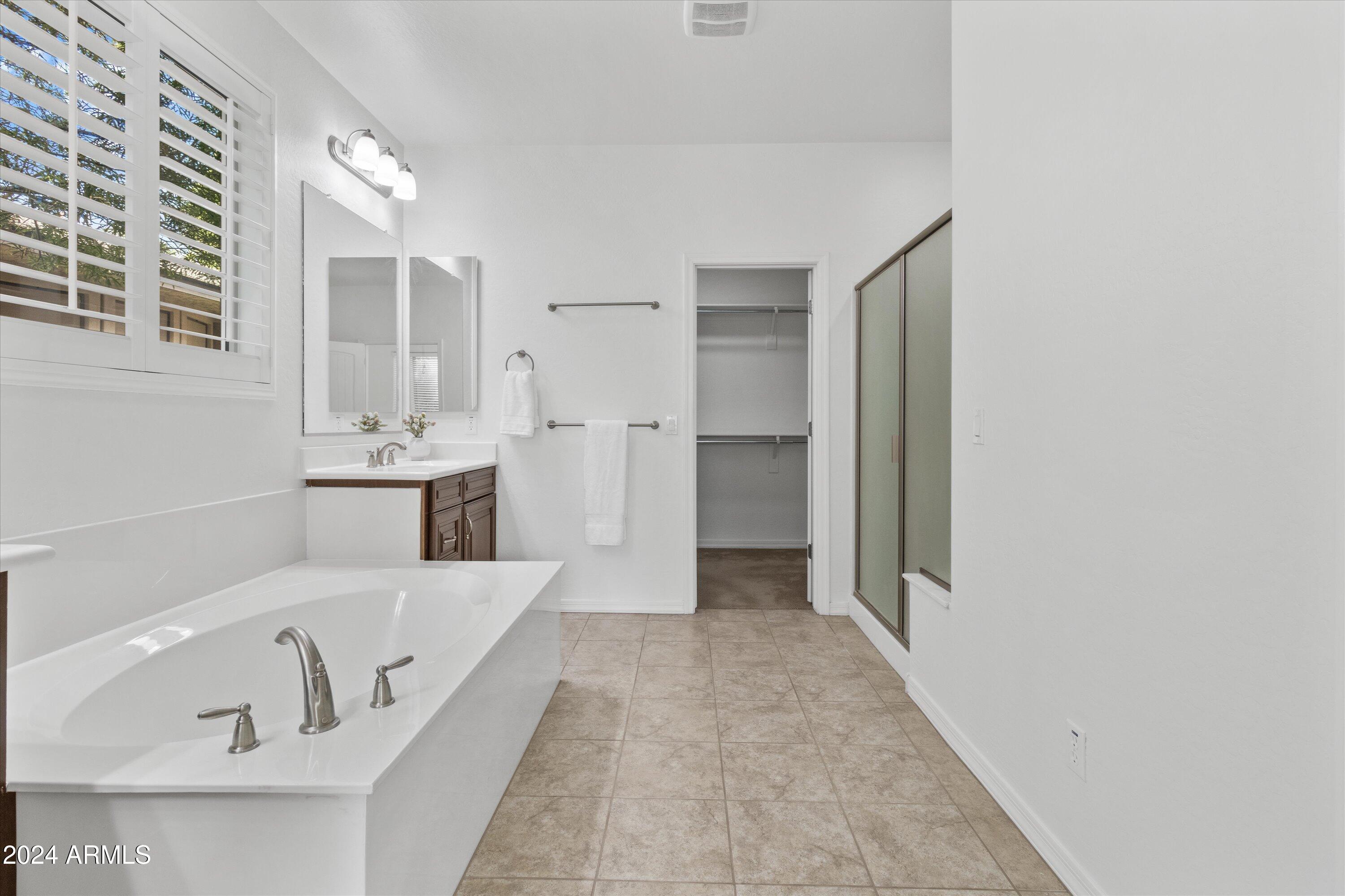1463 East Warbler Road Gilbert, AZ 85297 - Photo 23 of 50 Large Primary Bathroom