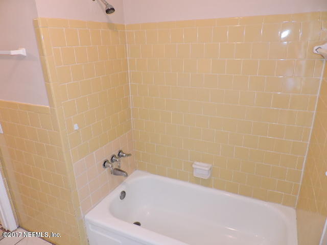 410 Skate Road Atlantic Beach, FL 32233 - Photo 10 of 31 a bathroom with a bathtub