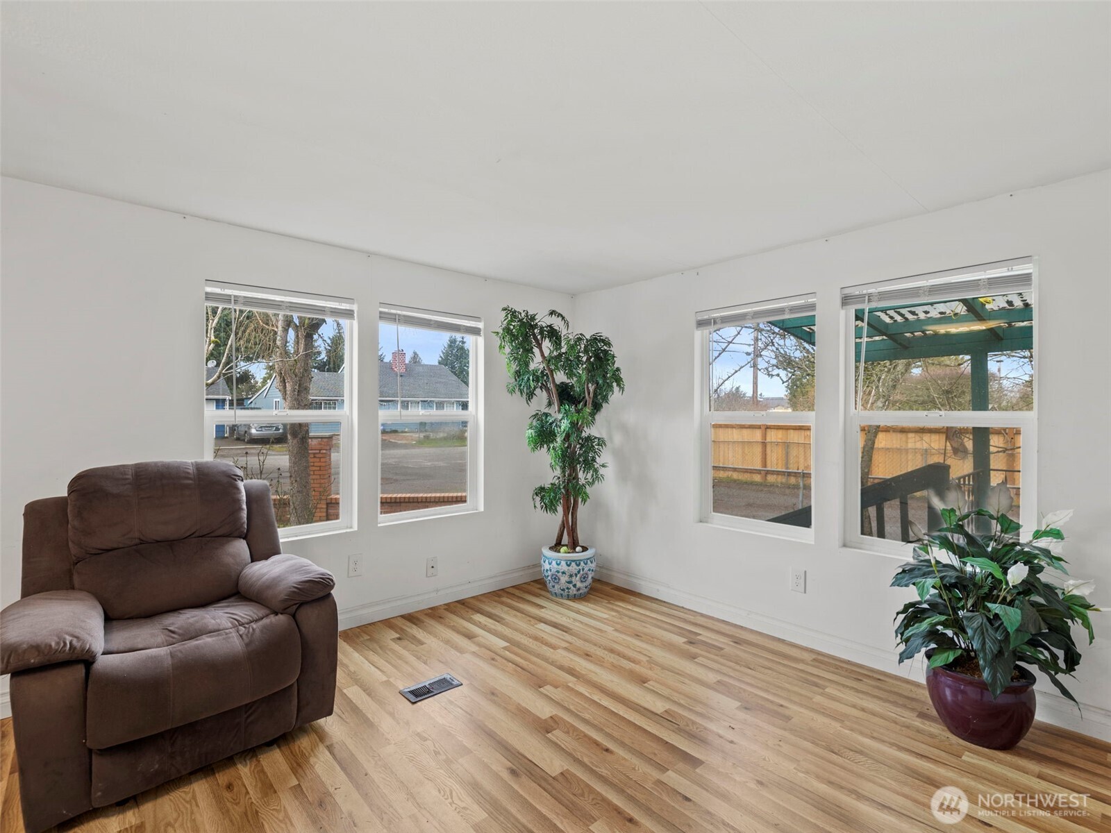 11040 14th Avenue Southwest Seattle, WA 98146 - Photo 7 of 34