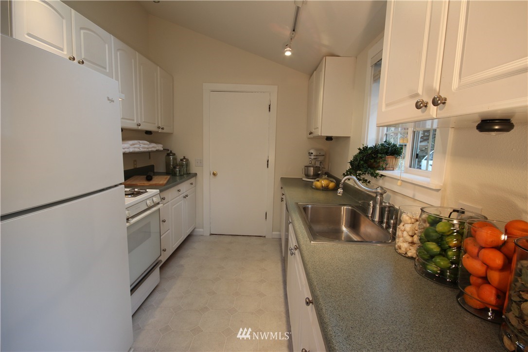 14709 Southeast Allen Road Bellevue, WA 98006 - Photo 3 of 25