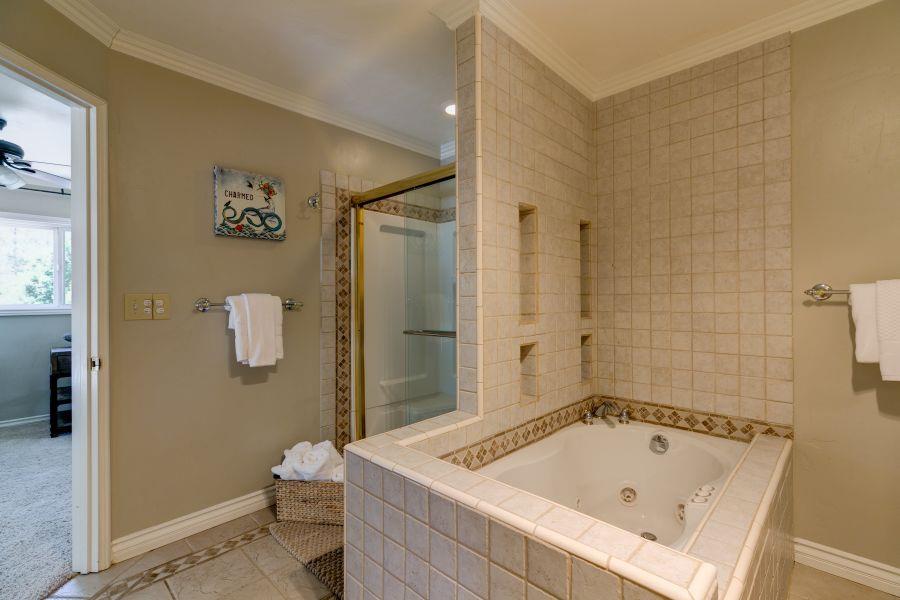 1195 Rancho Court Ojai, CA 93023 - Photo 33 of 49 a bathroom with a bath tub