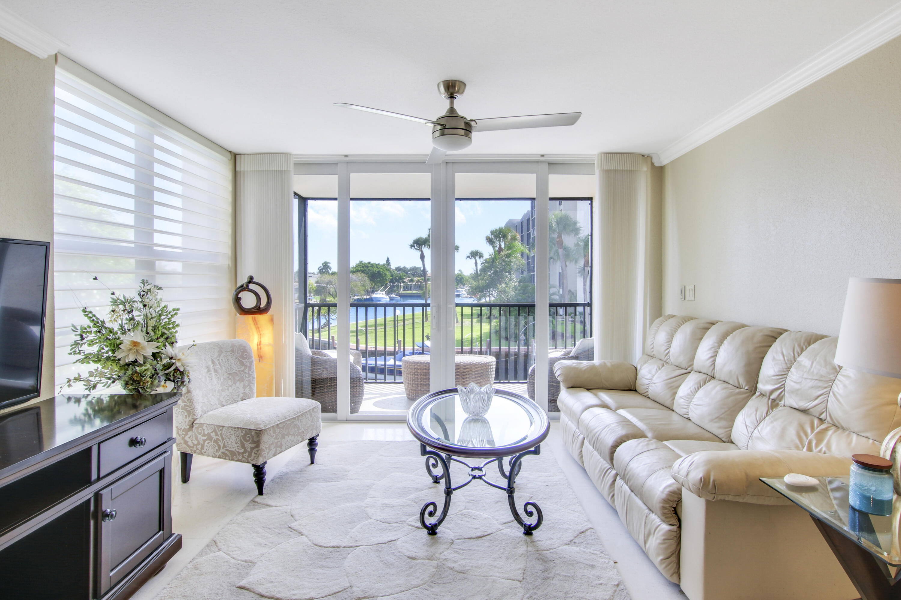 8 Royal Palm Way, Unit 2010 Boca Raton, FL 33432 - Photo 15 of 37 Living Rm