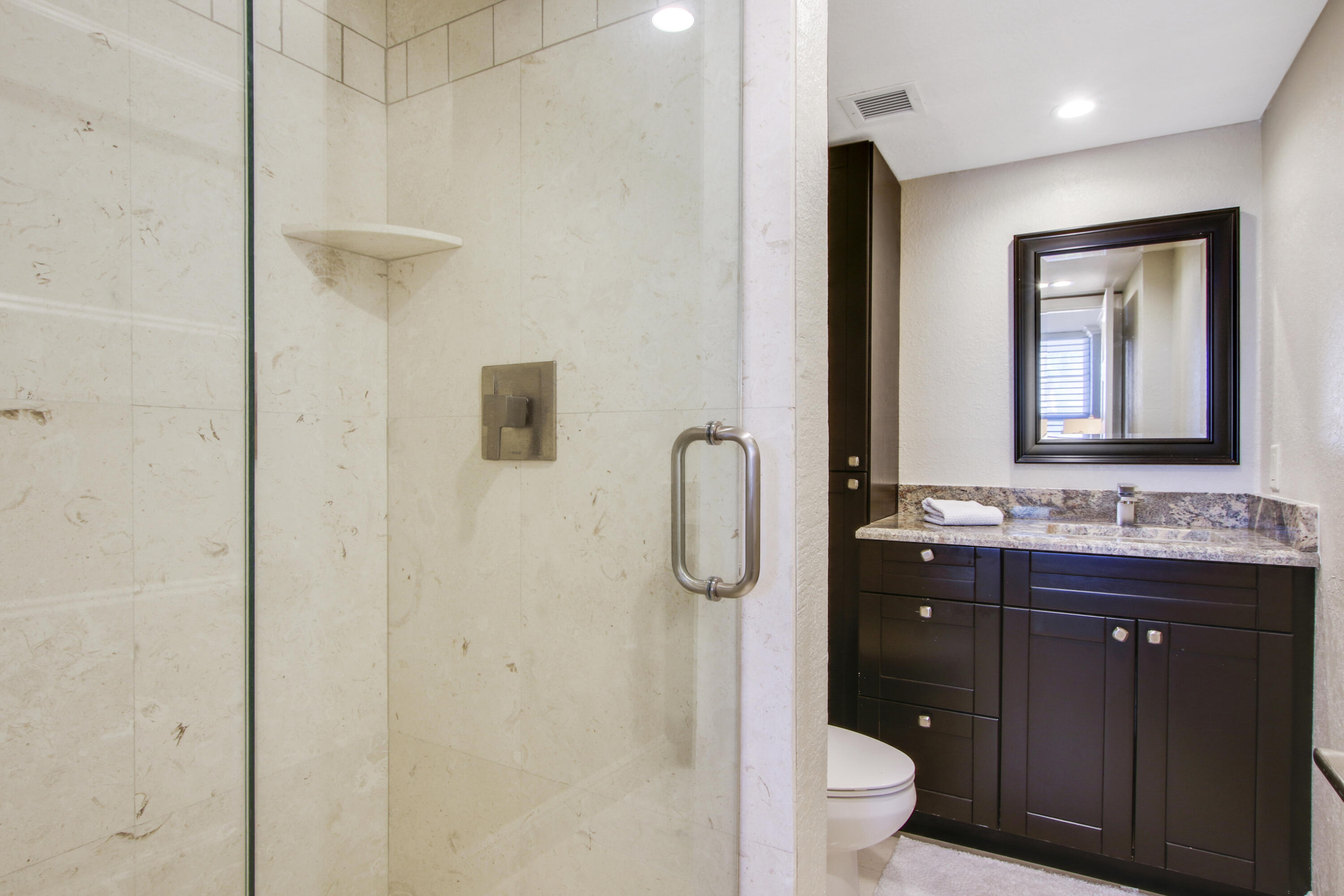 8 Royal Palm Way, Unit 2010 Boca Raton, FL 33432 - Photo 21 of 37 Guest Bath