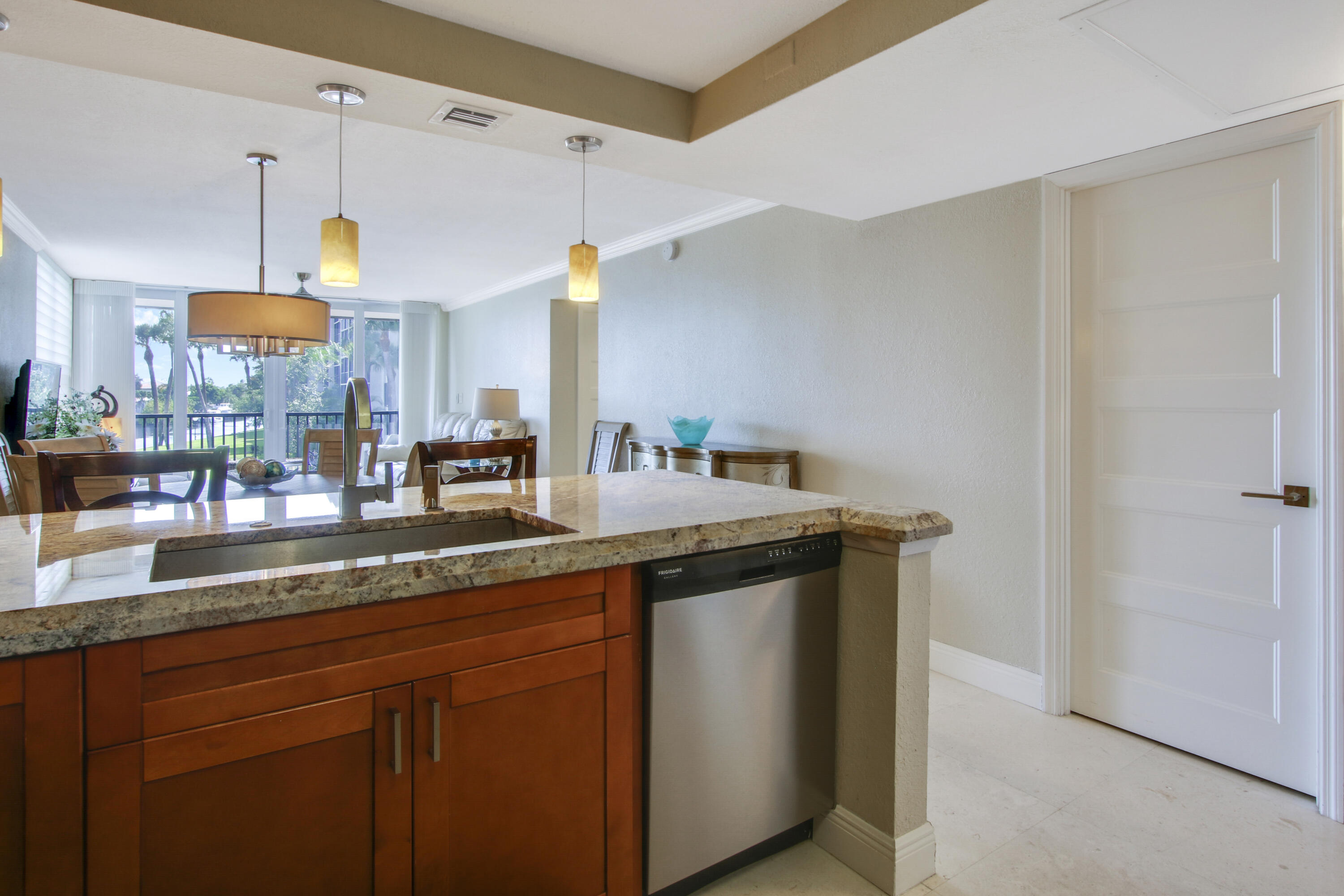 8 Royal Palm Way, Unit 2010 Boca Raton, FL 33432 - Photo 9 of 37 Kitchen-6