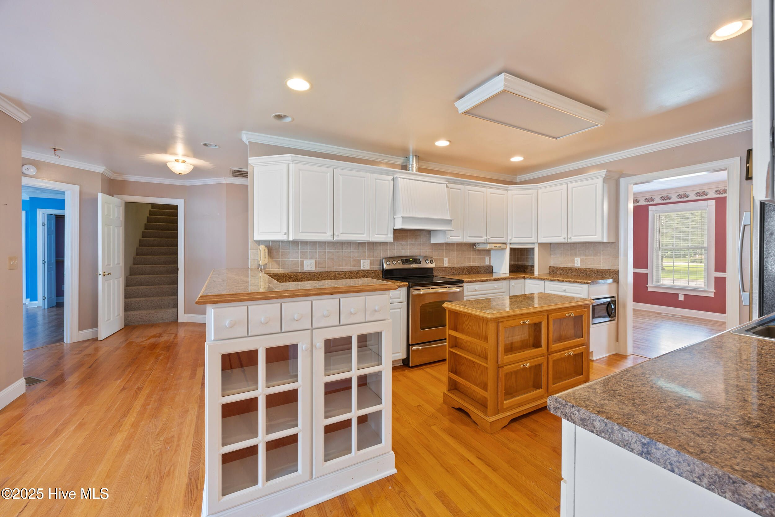 503 Robin Lane Edenton, NC 27932 - Photo 12 of 37 Charming kitchen with all the extra touches I love the wood floors