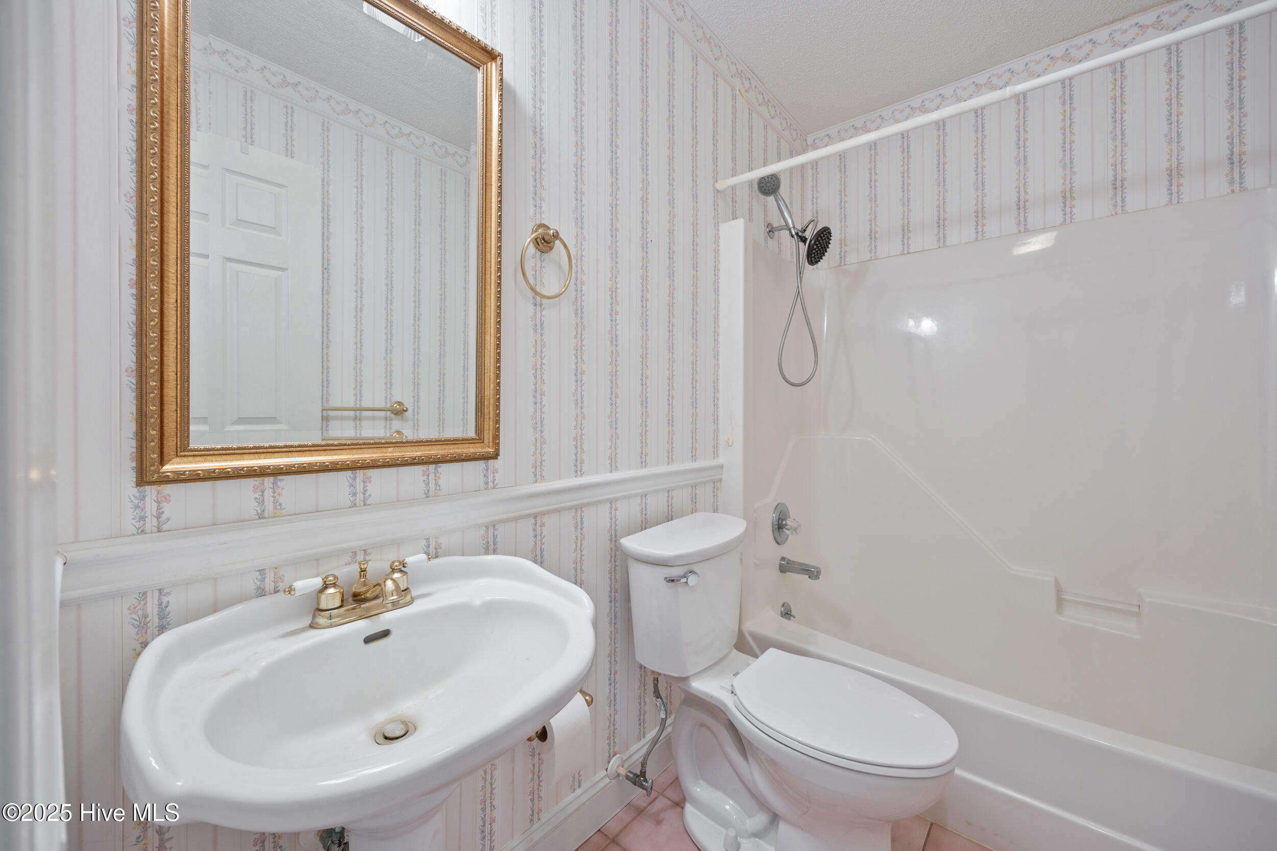503 Robin Lane Edenton, NC 27932 - Photo 21 of 37 Hall bathroom