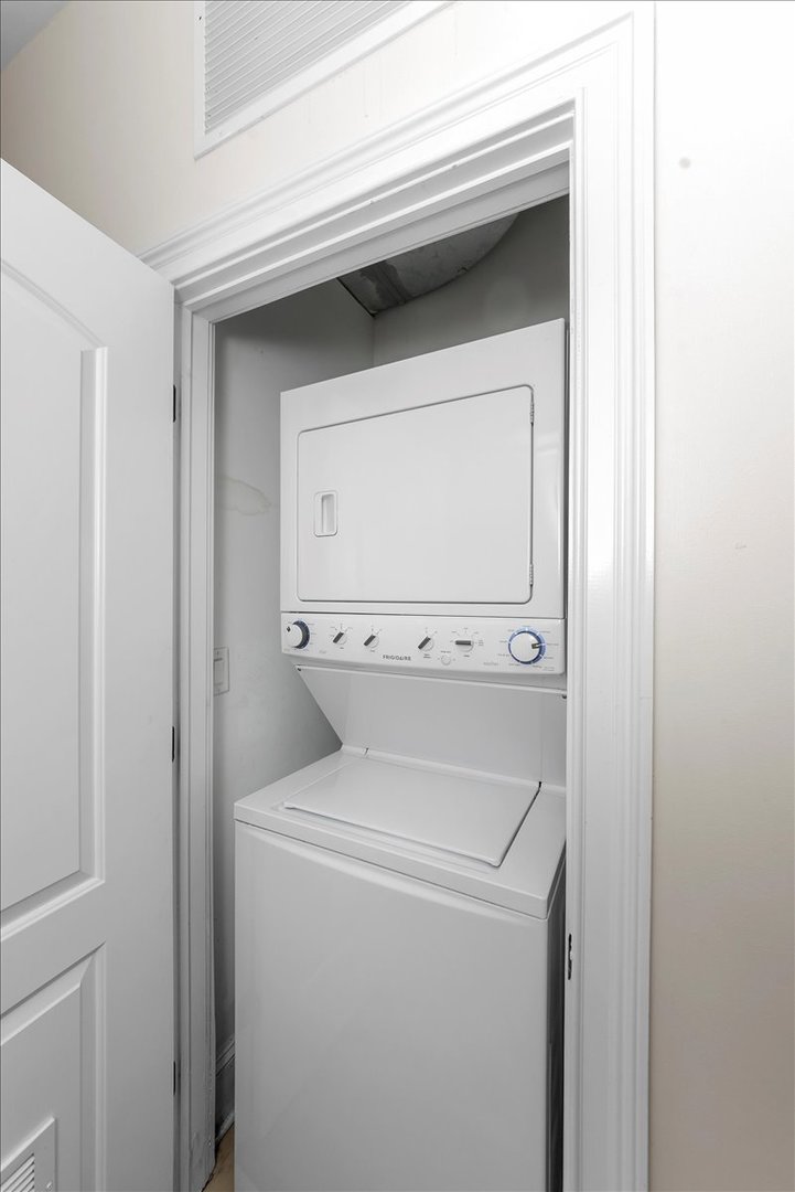 2500 Green Bay Road, Unit 403 Evanston, IL 60201 - Photo 4 of 16 a utility room with dryer and washer