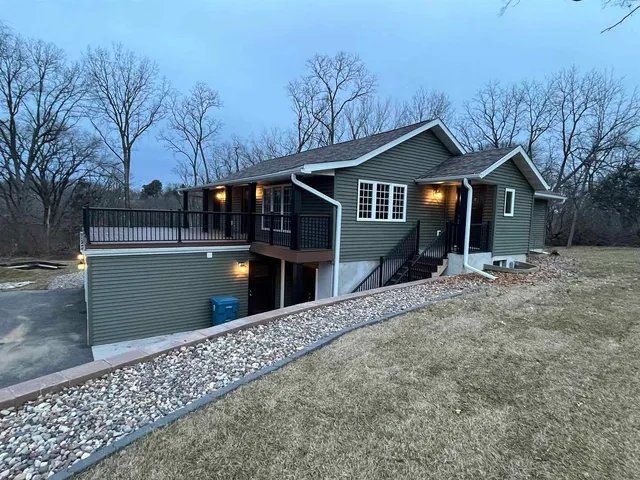 $639,900 | 25130 Valley Drive, Bettendorf, IA 52722