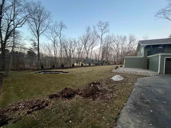 a view of a backyard