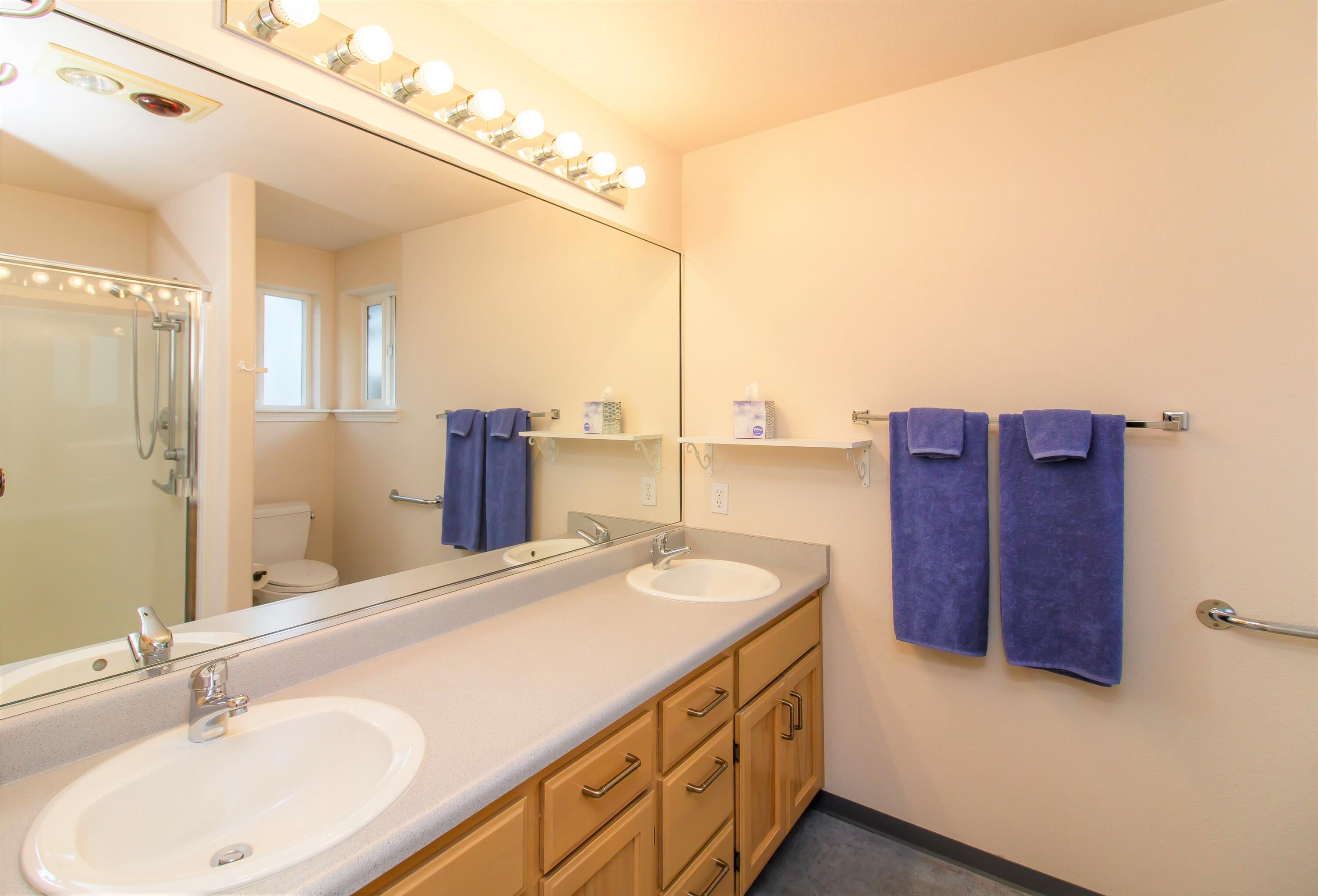 135 Suncrest Road Talent, OR 97540 - Photo 16 of 31 Master bath1
