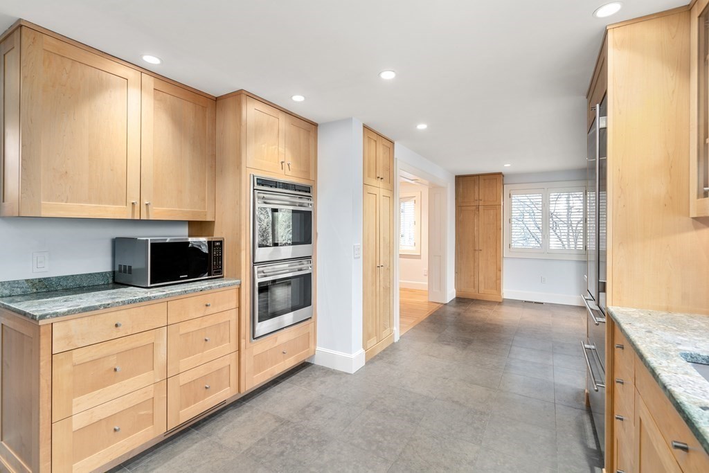 102 Byron Road Weston, MA 02493 - Photo 6 of 39