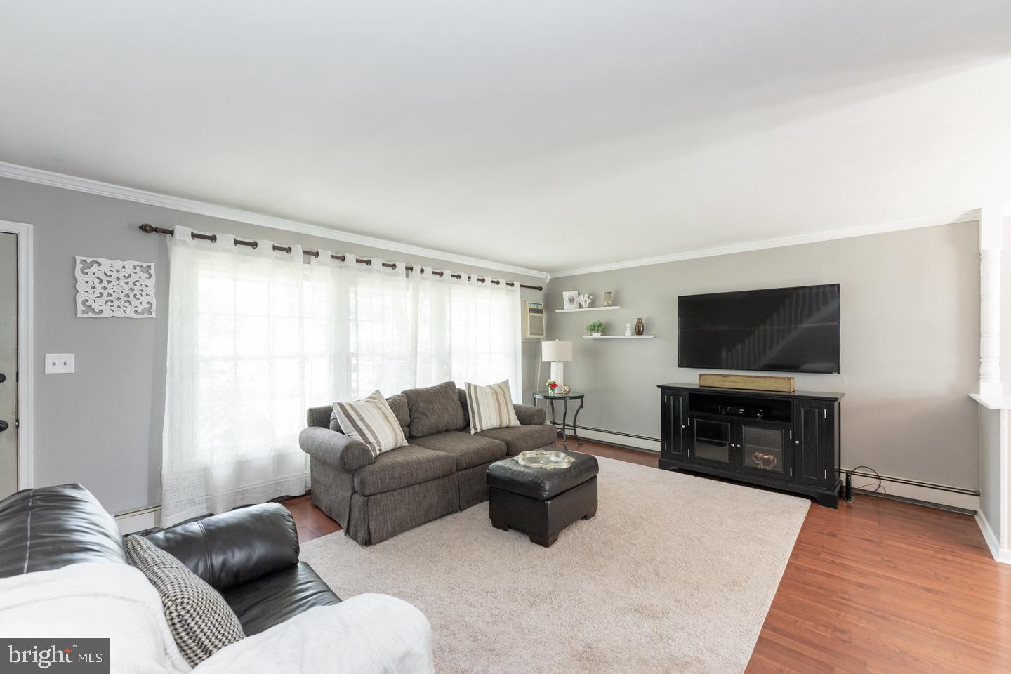 24 Halfturn Road Levittown, PA 19056 - Photo 3 of 41 Living room