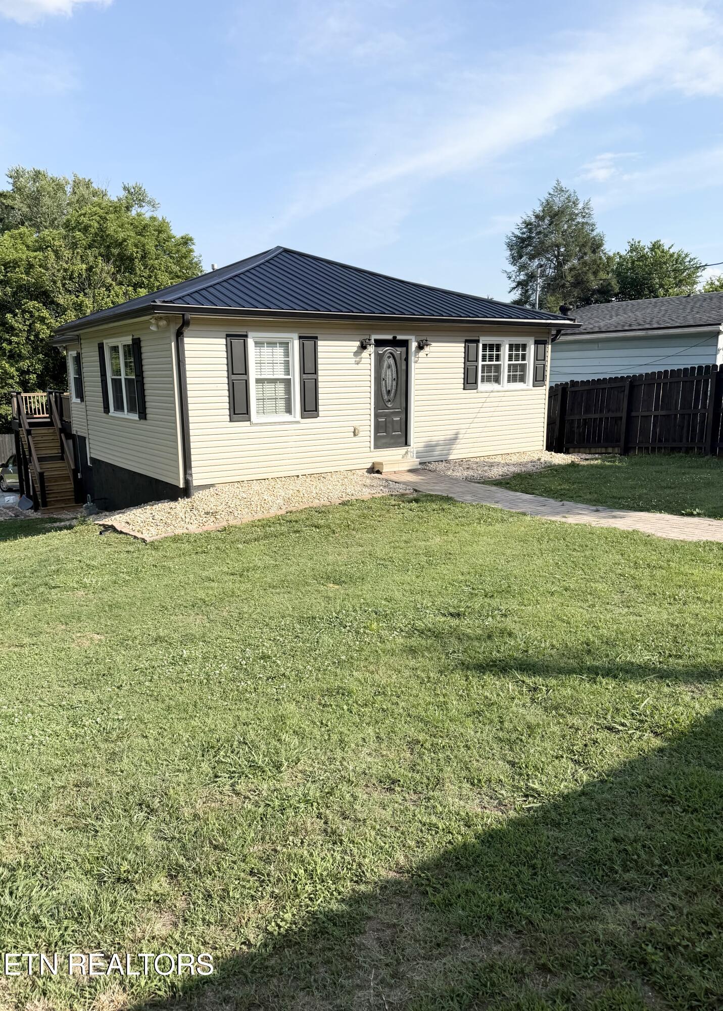 925 Medaris Street Clinton, TN 37716 - Photo 2 of 52 IMG_3897