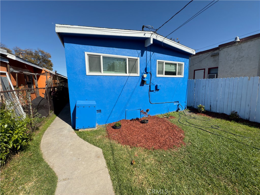 1735 Chestnut Avenue Long Beach, CA 90813 - Photo 8 of 13 a view of a backyard of the house
