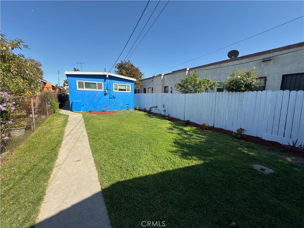1735 Chestnut Avenue Long Beach, CA 90813 - Photo 9 of 13 a view of a back yard