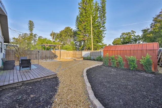 a view of a backyard