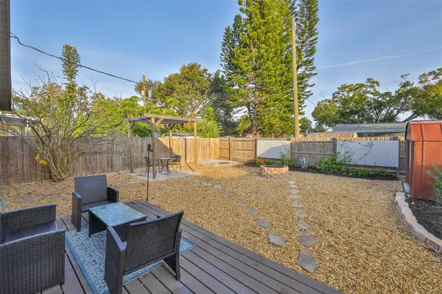 a view of a backyard