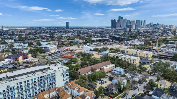 $800,000 | 1220 Hawthorne Street, Houston, TX 77006