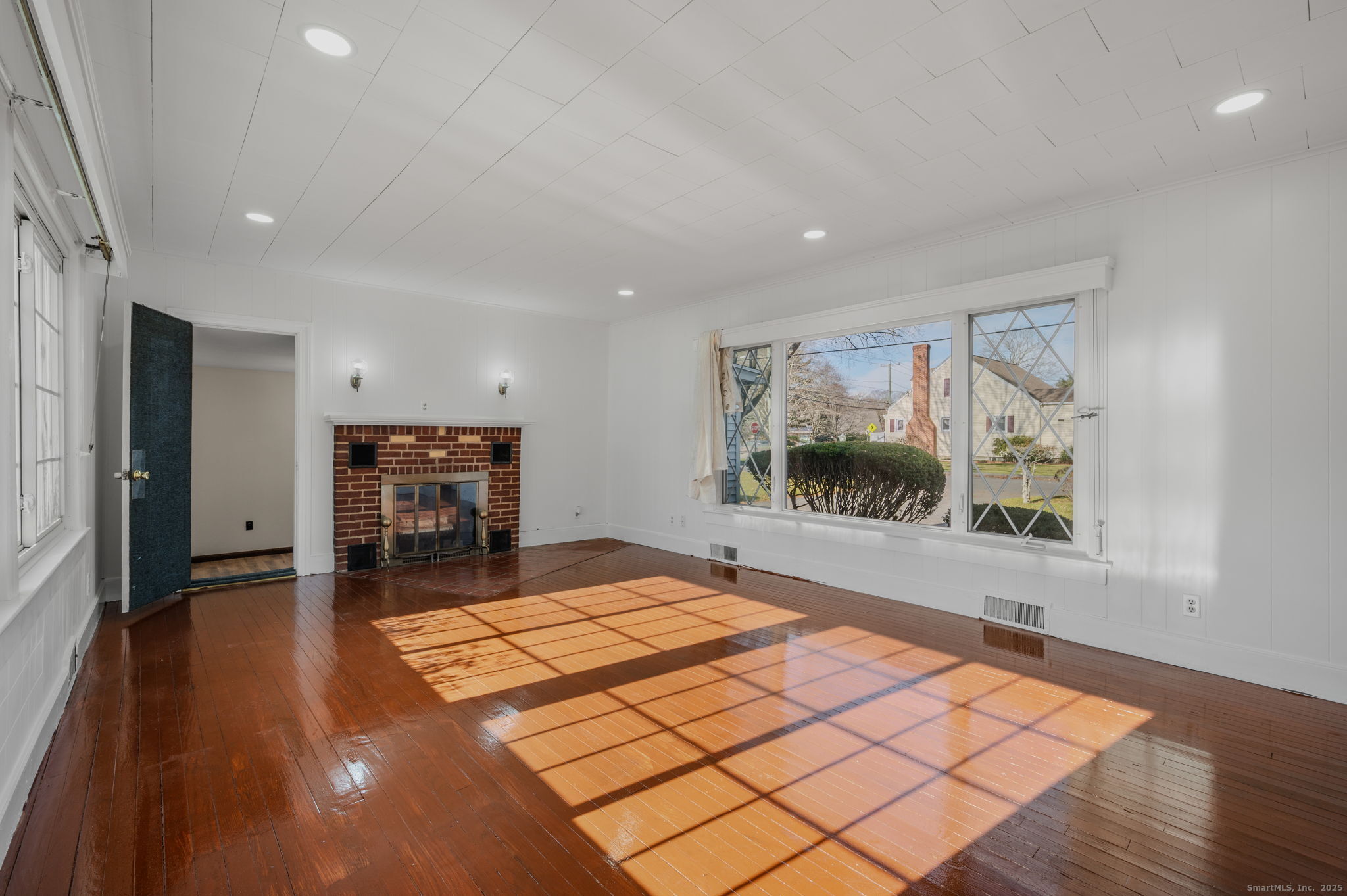 139 Pennsylvania Avenue East Lyme, CT 06357 - Photo 7 of 28 a room with furniture and a large window