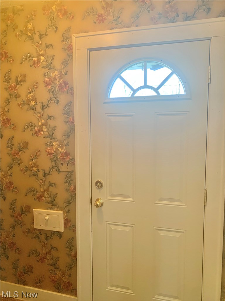 410 Rosedale Street Ravenna, OH 44266 - Photo 6 of 35 Foyer with closet