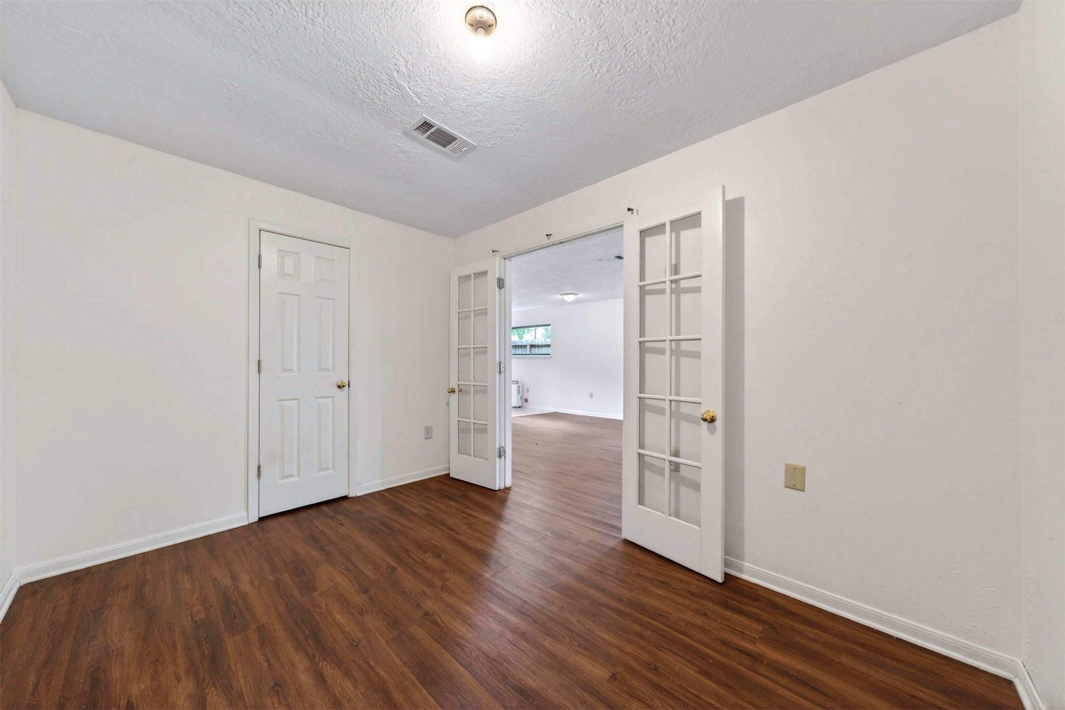 418 Texas Street Tomball, TX 77375 - Photo 22 of 31 This space features a Flex Space. (Virtually staged/AI enhanced). Image does not represent actual property as is.