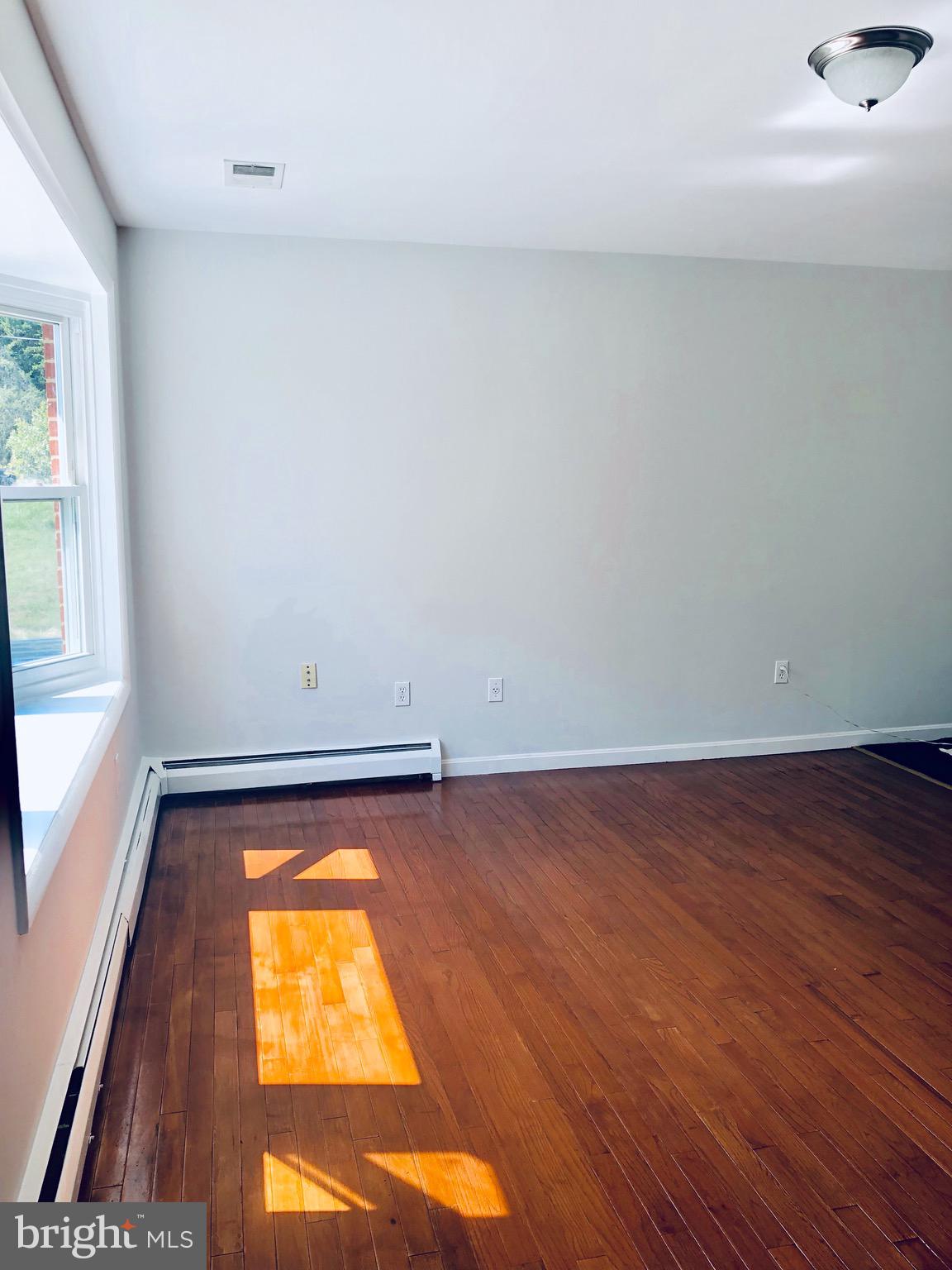 14047 Grayson Road Woodbridge, VA 22191 - Photo 3 of 32 Family room