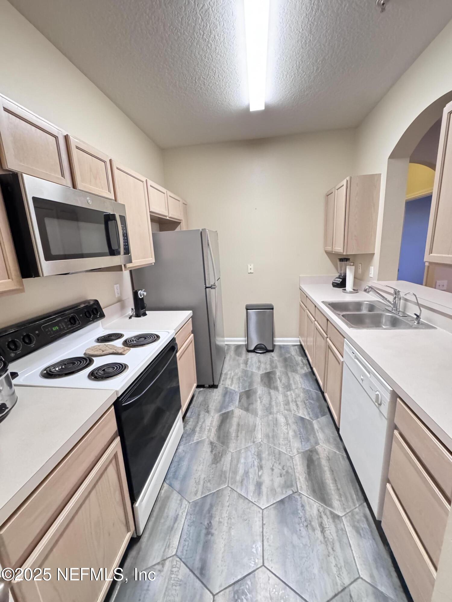 10550 Baymeadows Road, Unit 512 Jacksonville, FL 32256 - Photo 6 of 24 a kitchen with a sink stove and microwave